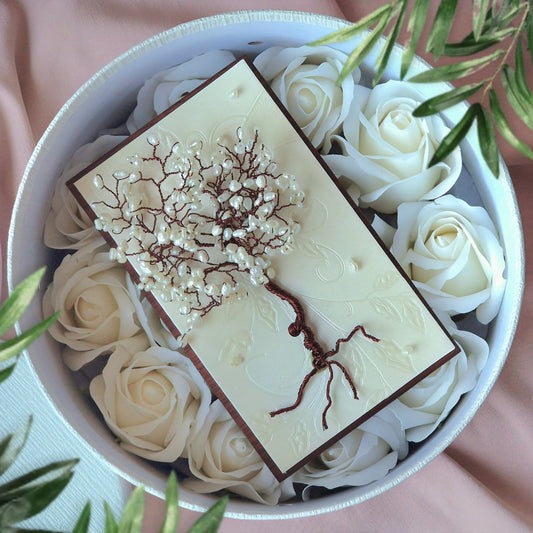 Подарък Кутия с Бели Рози и Дървото на Живота от Перли - Картичка