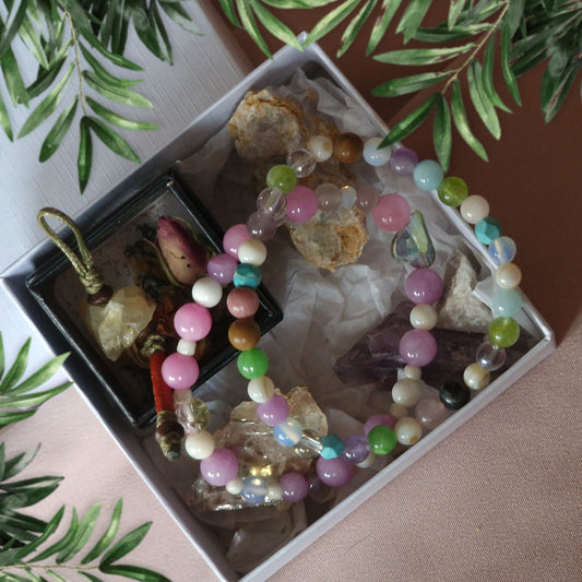 Гривни от естествени камъни и минерали, ритуали за изобилие и привличане на късмет и пари, кутия с подаръци и изненади, луксозни гривни с камъни