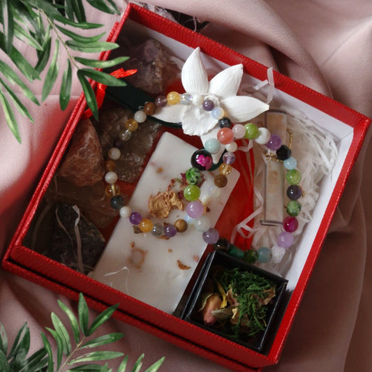 Гривни от естествени камъни и минерали, ритуали за изобилие и привличане на късмет и пари, кутия с подаръци и изненади, луксозни гривни с камъни