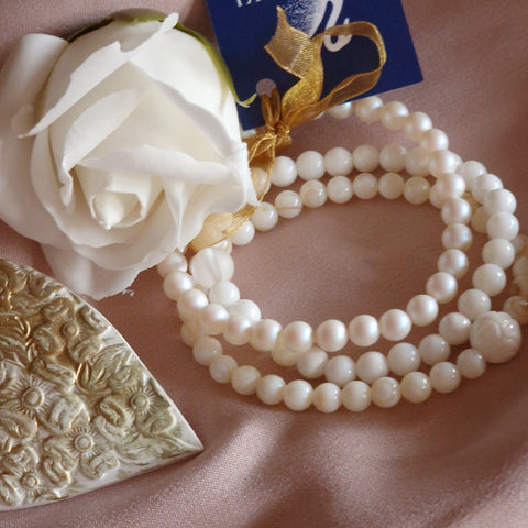Бели гривни от естествени камъни, бяла гривна, луксозен подарък за жена, луксозна гривна бели камъни, бял седеф, сваровски гривни, луксозен подарък за жена за рожден ден 