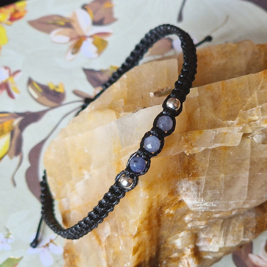 Гривна с черен конец и скъпоценни камъни танзанит