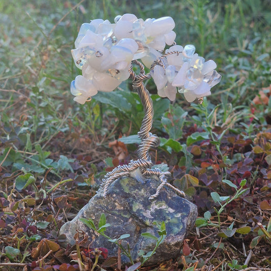 Дръвче с естествени камъни Лунен Камък, дървото на дома и късмета, дървото на живота от естествени полускъпоценни камъни Лунен Камък. Дръвче с Лунен камък