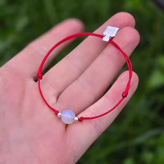 Гривна с лунен к а мък, гривни с червен конец и сребро. Талисман за КЪСМЕТ