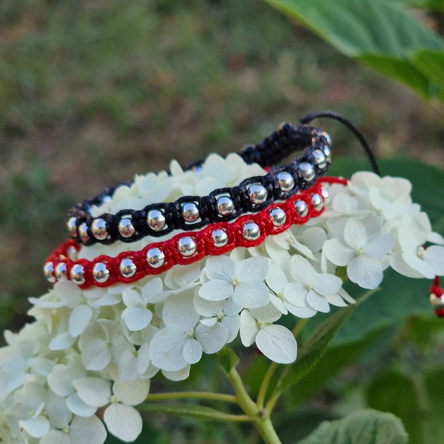 Гривни с червен конец и сребро