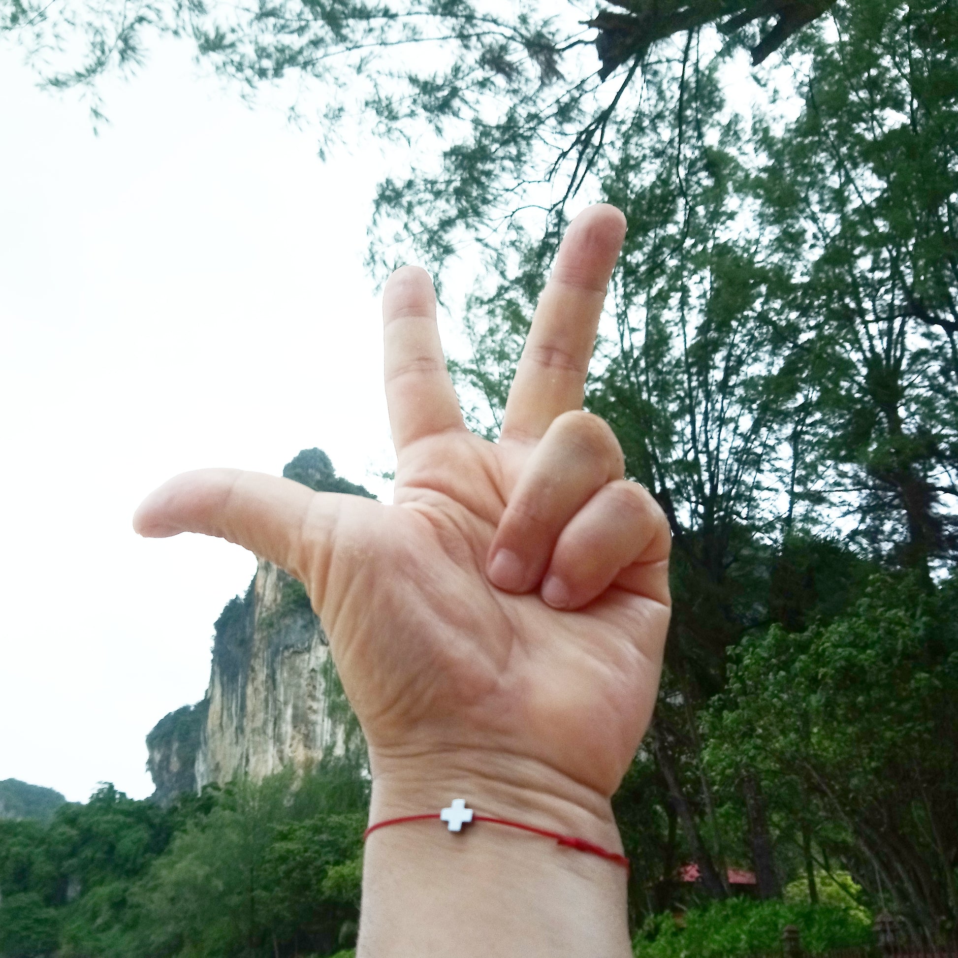 мъжка гривна с червен конец и кръстче гривна червен конец, червен конец с кръстче, гривна за мъж