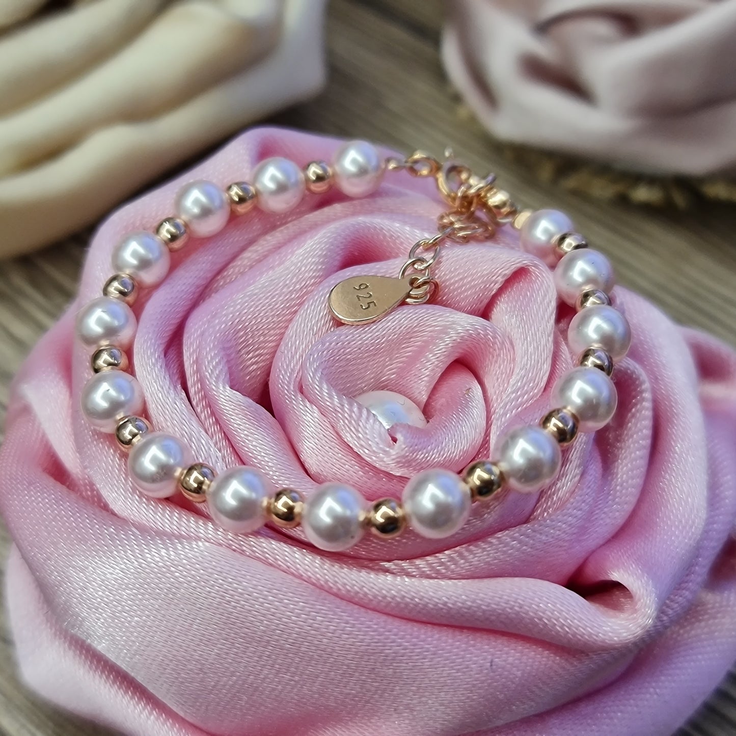 Луксозна Бебешка Или Детска Гривна с Перли Swarovski и Сребро 925 в Розово Злато