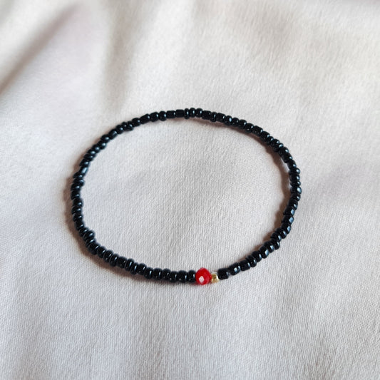 Черна гривна с червен кристал, златна черна гривна, бижута с черни мъниста и злато, дамски черни златни гривни, мъжки черни гривни злато