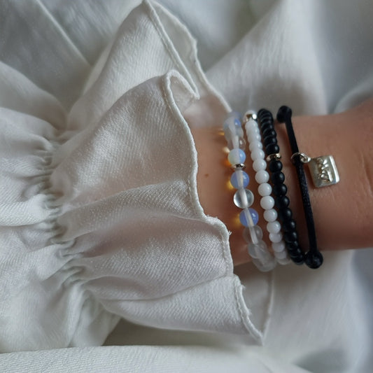 Комплект гривни от естествени камъни черни камъни, бели камъни, лунен камък, африкански ахат, черен конец гривни, бижута в бяло и черно, бели и черни камъни гривни