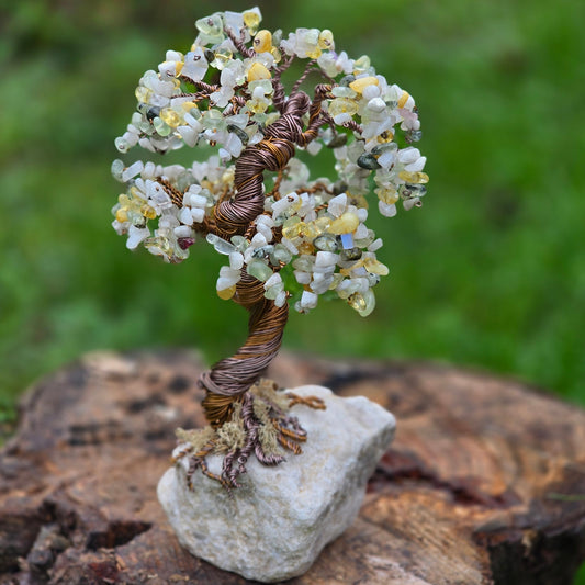 дърво на живота от естествени камъни символ на хармония и баланс