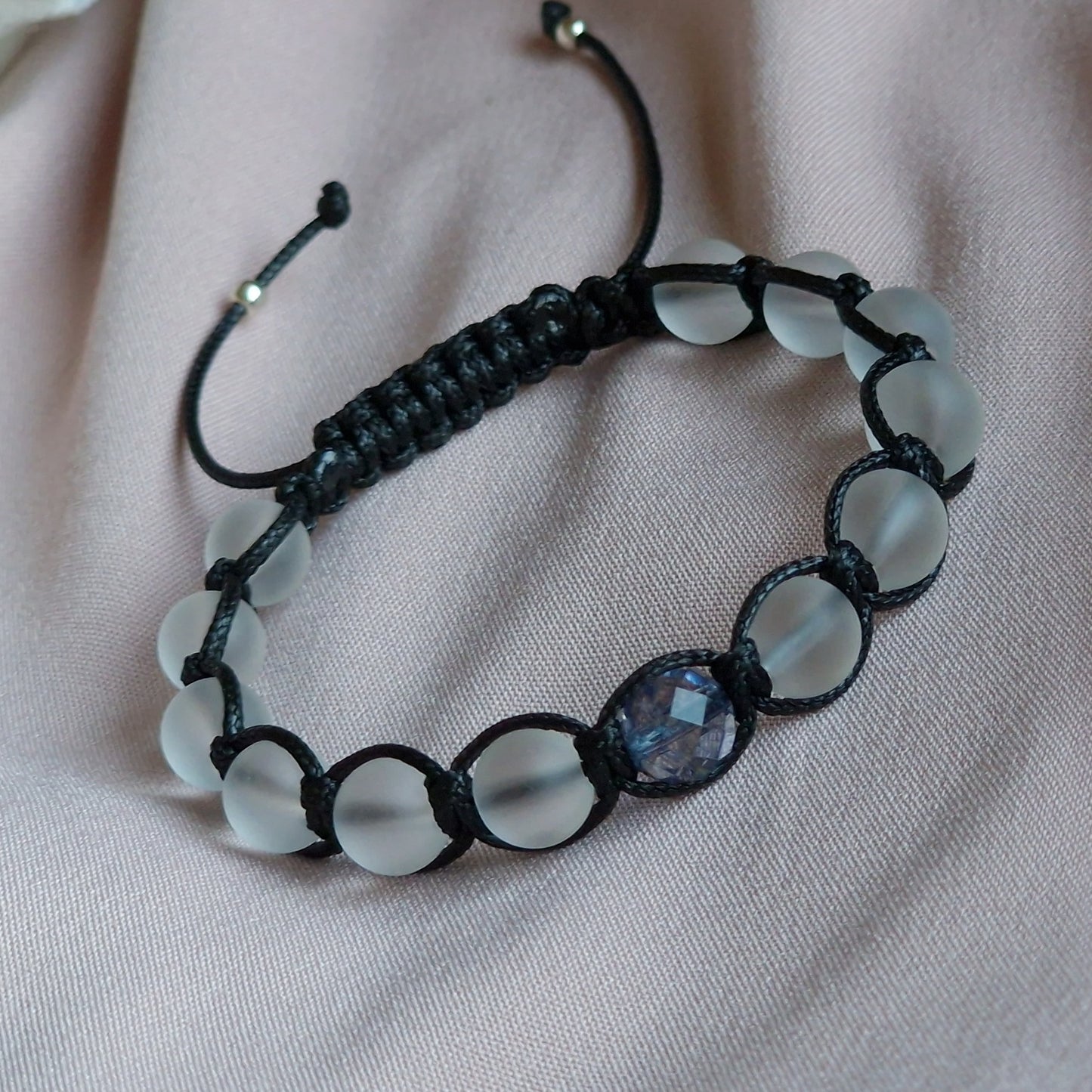 Гривна син топаз, гривни с черен конец и камъни, луксозни гривни с камъни, син топаз цена, скъпоценен камък син топаз