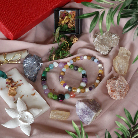 Гривни от естествени камъни и минерали, ритуали за изобилие и привличане на късмет и пари, кутия с подаръци и изненади, луксозни гривни с камъни 