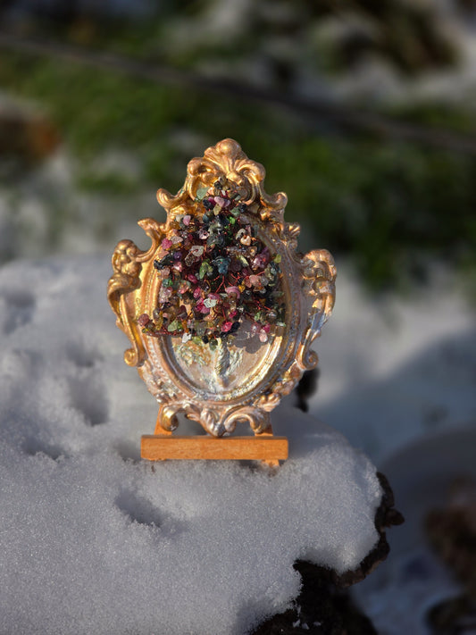 Ръчно изработено дръвче в рамка с естествен турмалин – декоративен енергиен амулет за защита на дома