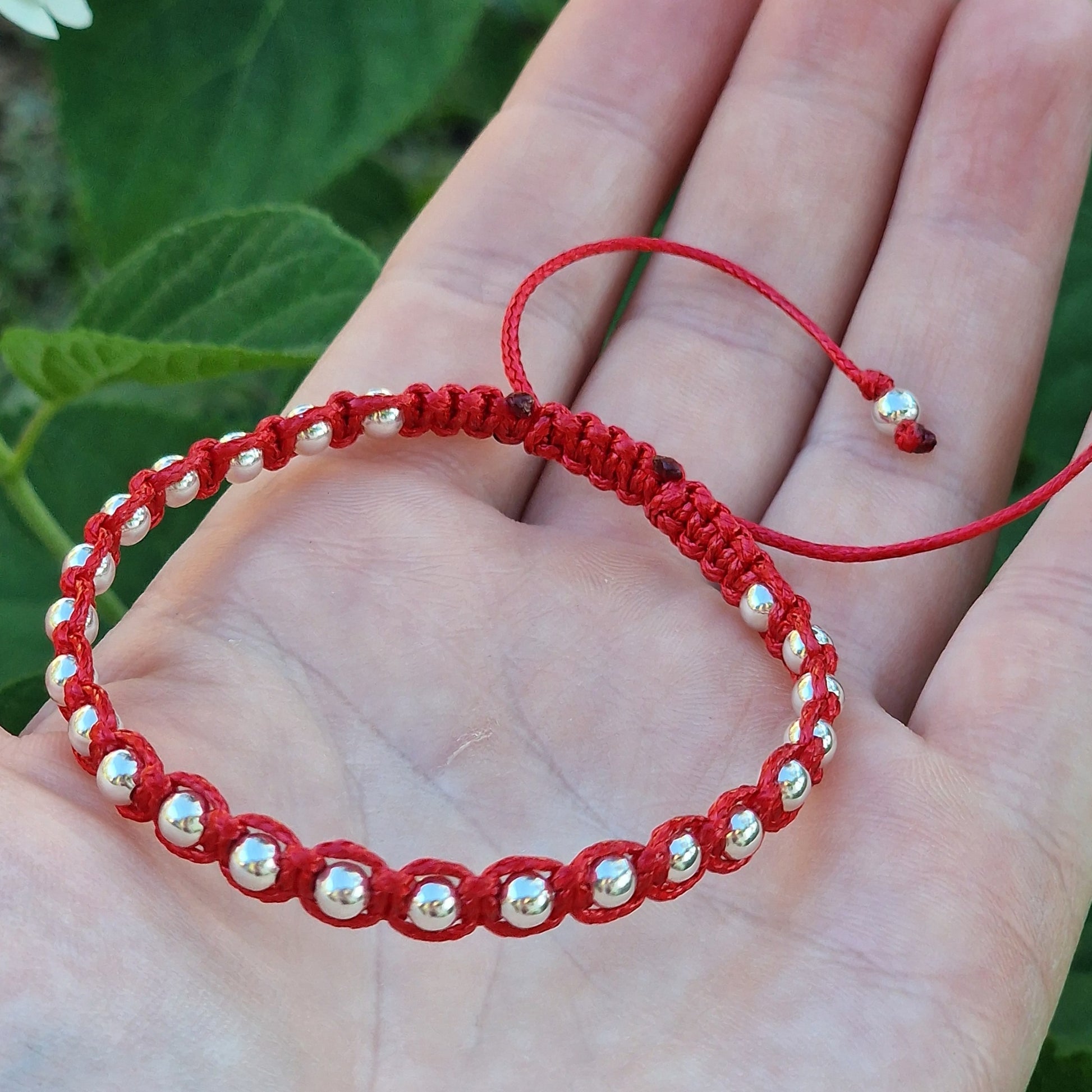 Гривна с червен конец сребро 925, плетена сребърна гривна с червен конец, бижута с конец и сребро