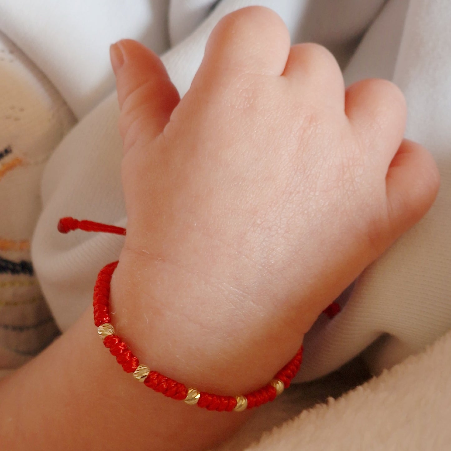 Луксозни подаръци за бебе, гривна червен конец златна за бебе, злато подарък за новородено бебе, подарък при раждане на бебе, подарък за кръщене, подарък за погача на бебе 