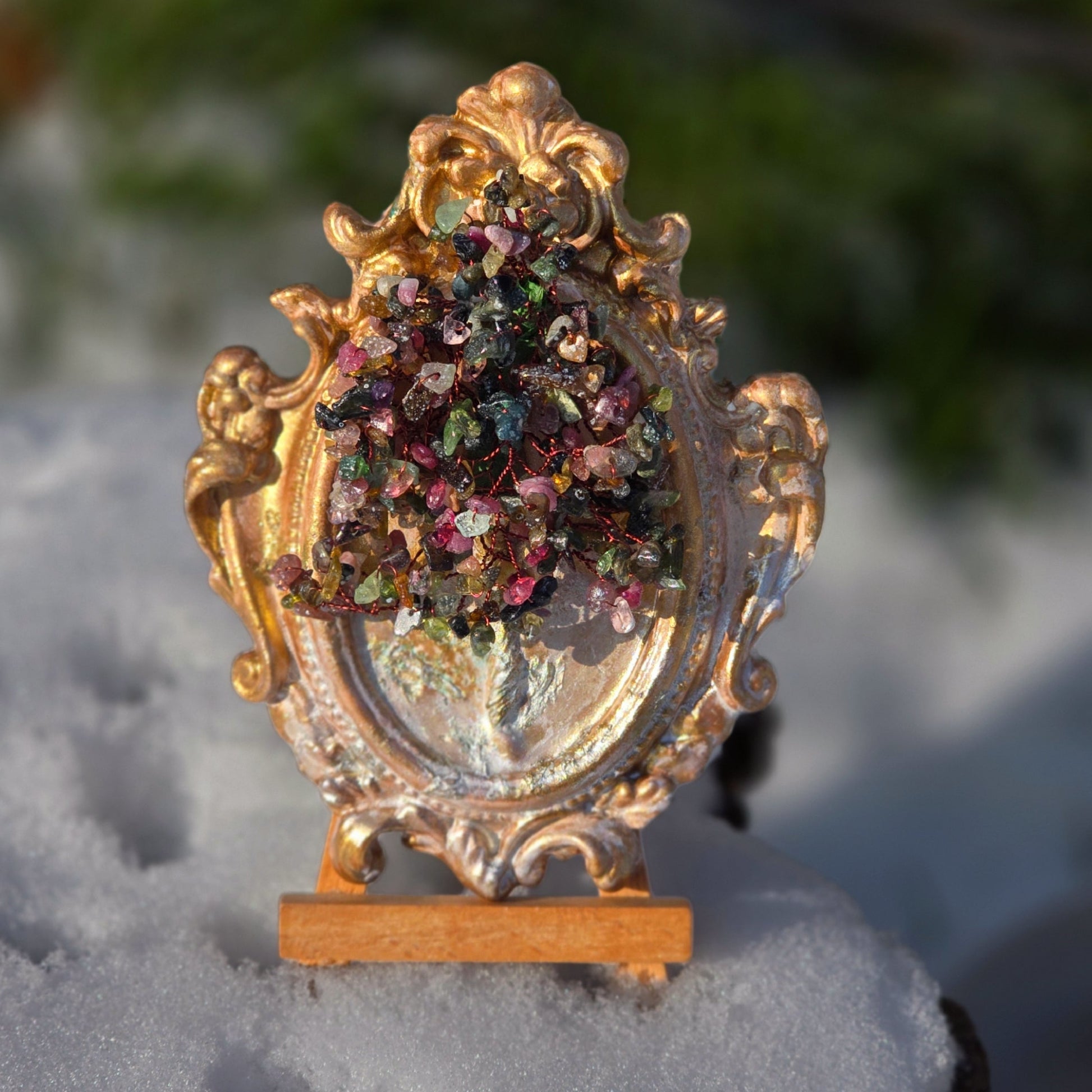 Ръчно изработено дръвче в рамка с естествен турмалин – декоративен енергиен амулет за защита на дома