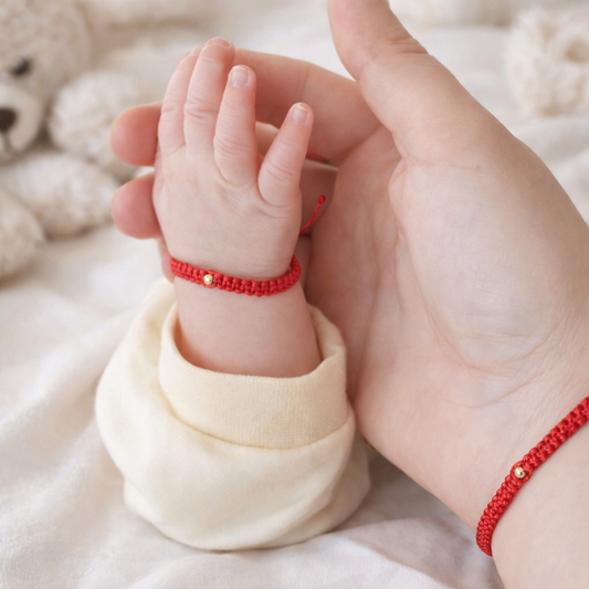 Подаръци за мама и бебе комплект две гривни с червен конец и злато 14К 