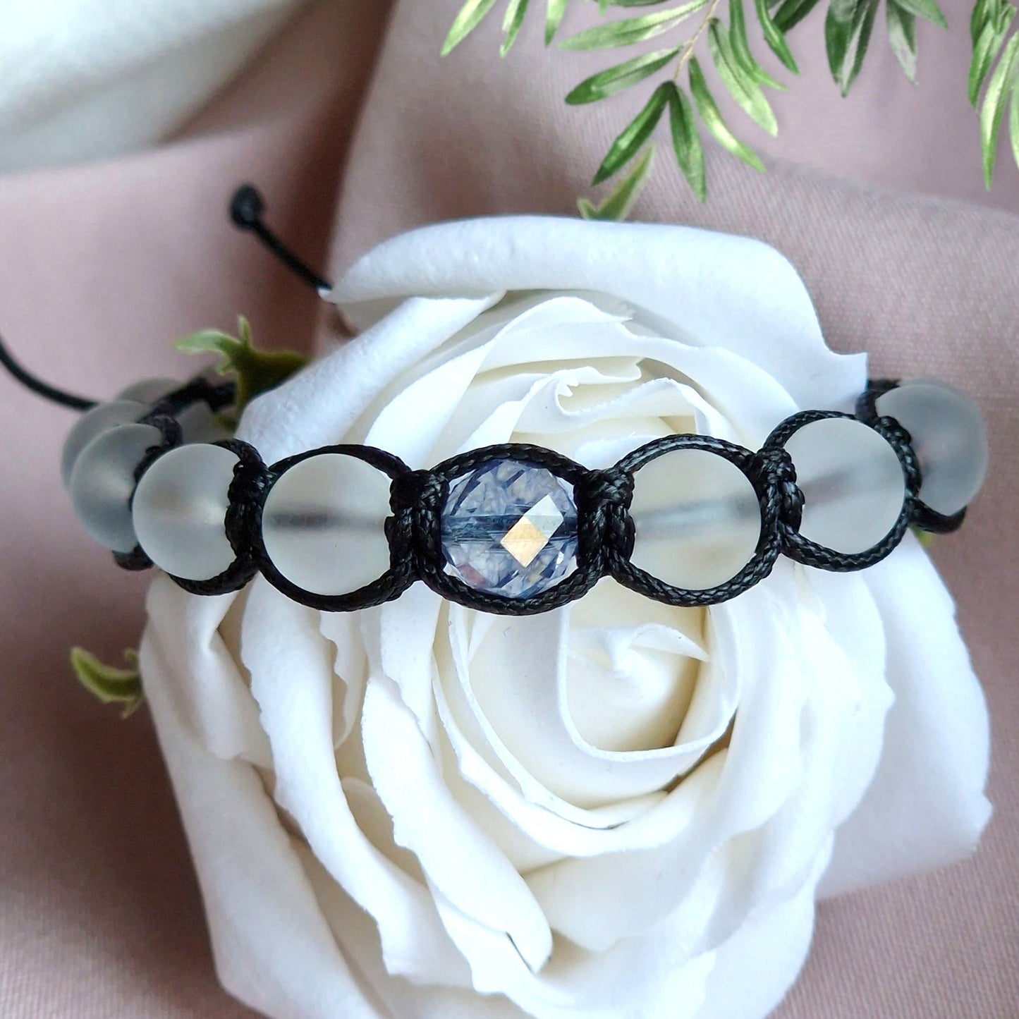 Гривна син топаз, гривни с черен конец и камъни, луксозни гривни с камъни, син топаз цена, скъпоценен камък син топаз