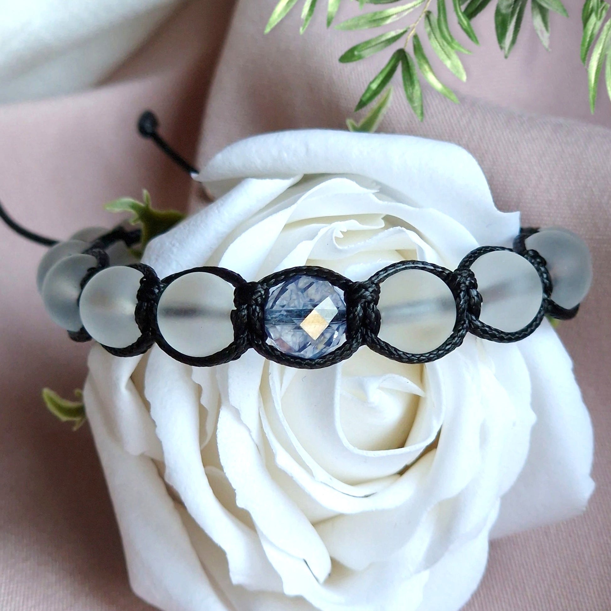 Гривна син топаз, гривни с черен конец и камъни, луксозни гривни с камъни, син топаз цена, скъпоценен камък син топаз