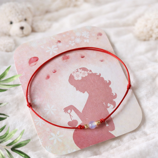 Гривна с лунен камък и злато червен конец подарък за бременна жена