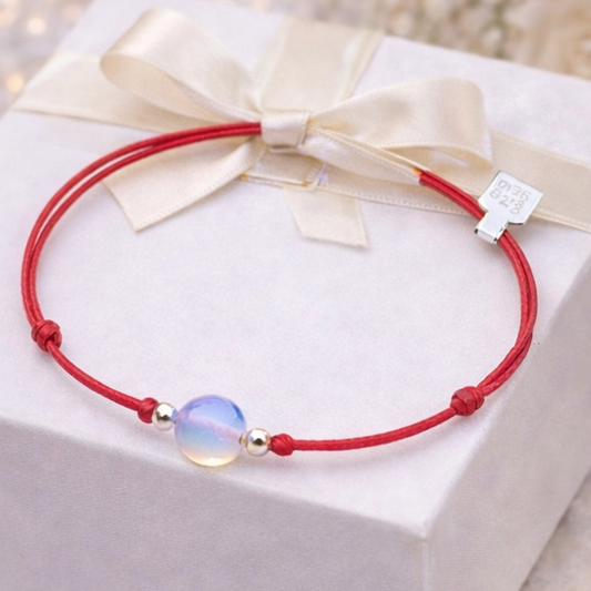 Гривна с естествен камък Лунен Камък и червен конец сребро 925