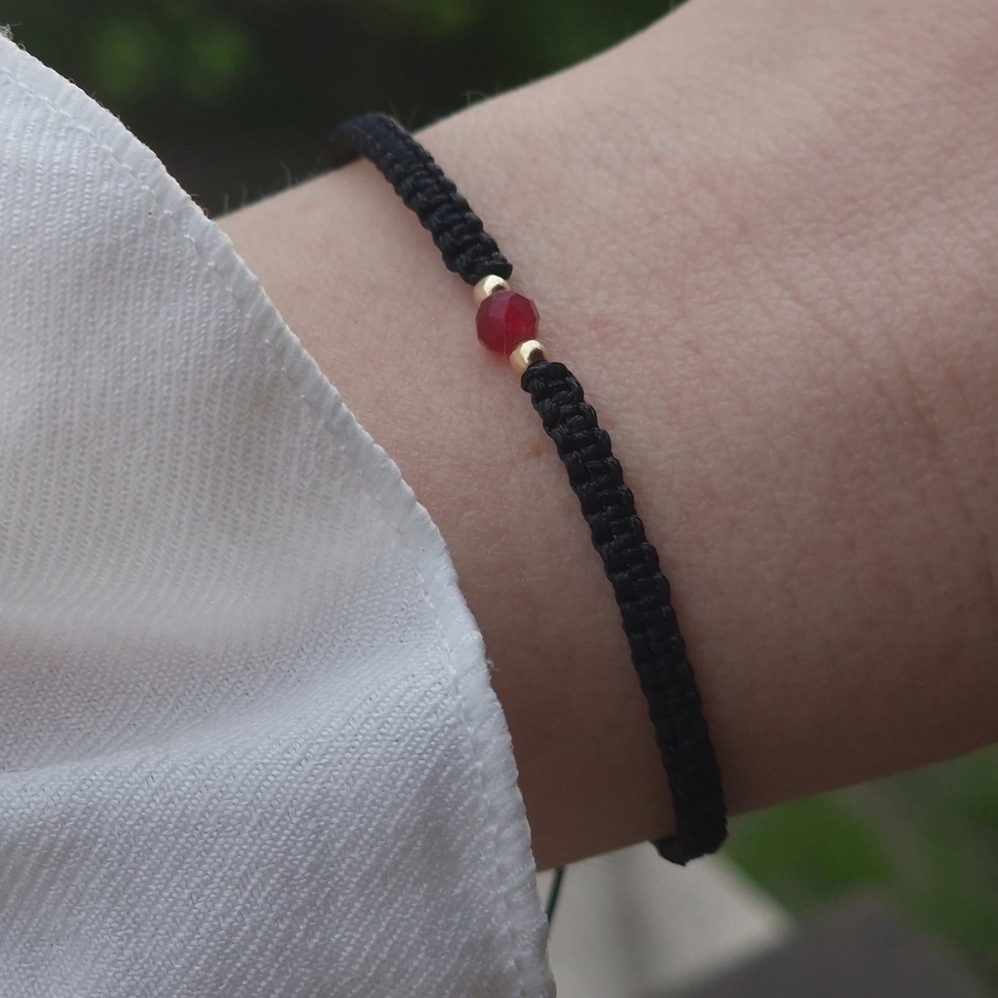 Гривни с рубин, гривни с камъни рубин, бижута с рубин, гривни с черен конец