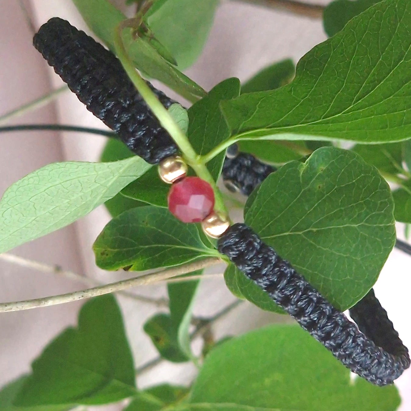 Черен конец и злато, гривни с рубин, гривни с камъни рубин, бижута с рубин, гривни с черен конец