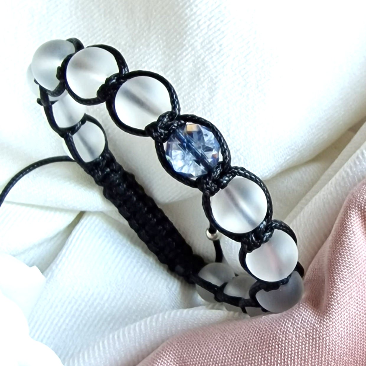 Гривна син топаз, гривни с черен конец и камъни, луксозни гривни с камъни, син топаз цена, скъпоценен камък син топаз