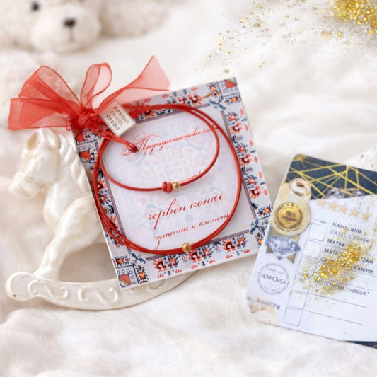 Подаръци за мама и бебе две гривни с червен конец и злато с керамично конче в красива подаръчна кутия 