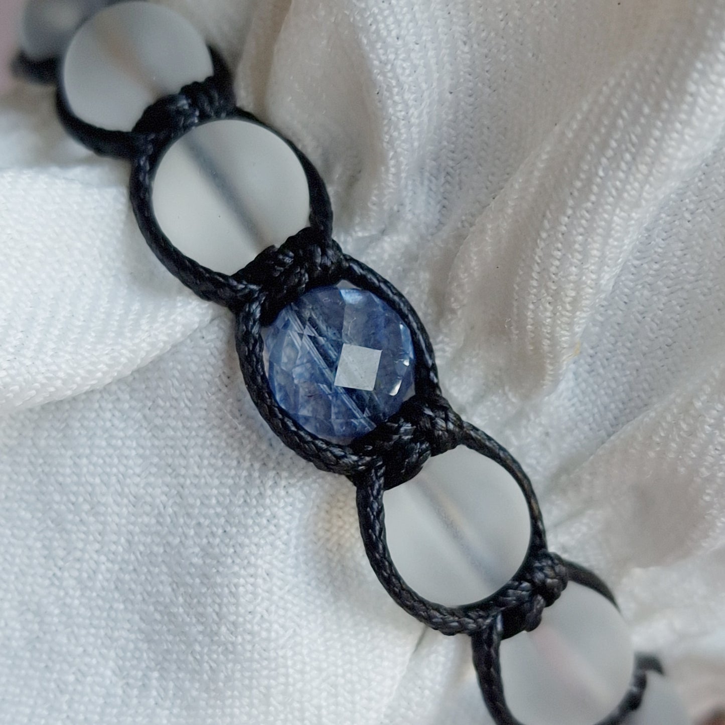Гривна син топаз, гривни с черен конец и камъни, луксозни гривни с камъни, син топаз цена, скъпоценен камък син топаз