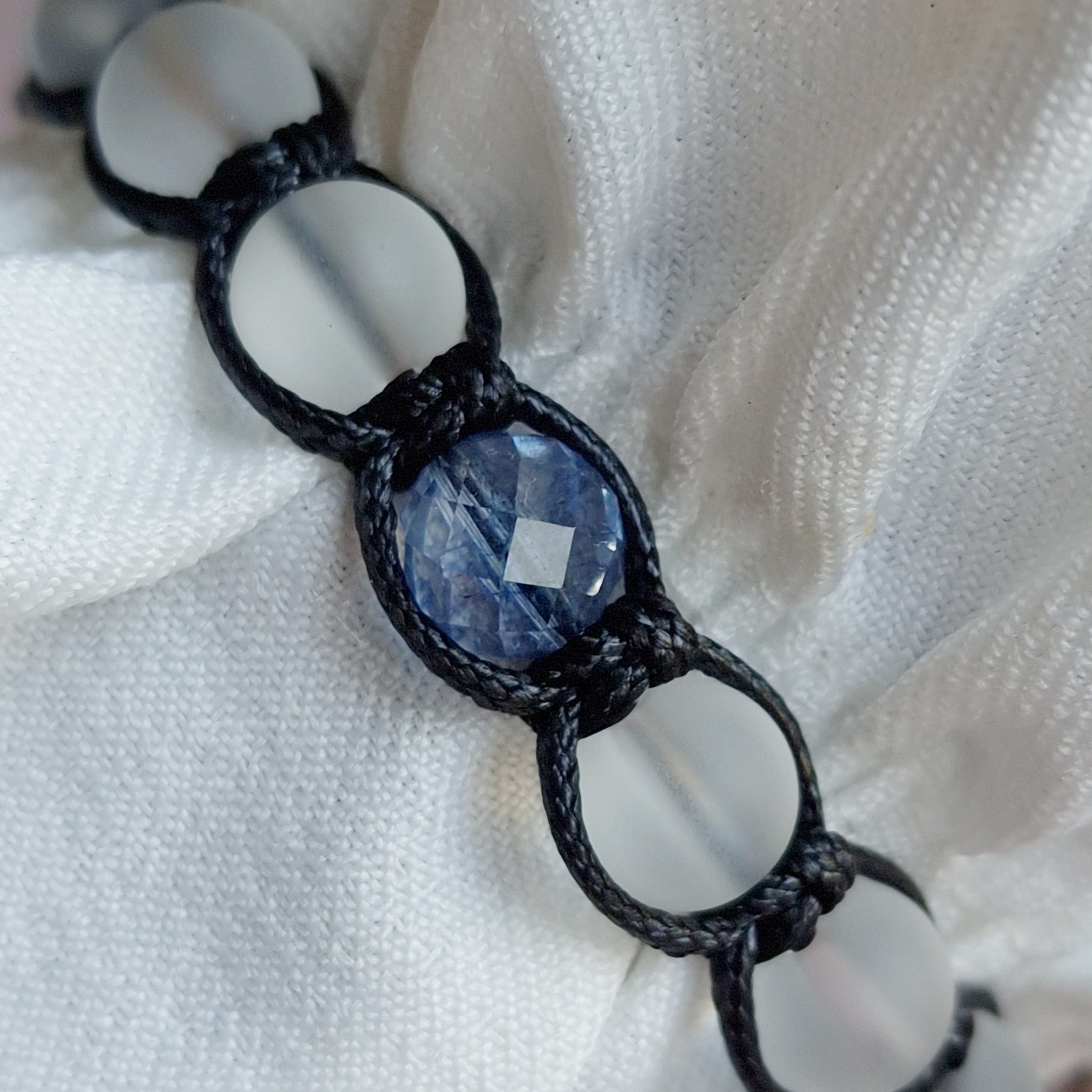 Гривна син топаз, гривни с черен конец и камъни, луксозни гривни с камъни, син топаз цена, скъпоценен камък син топаз