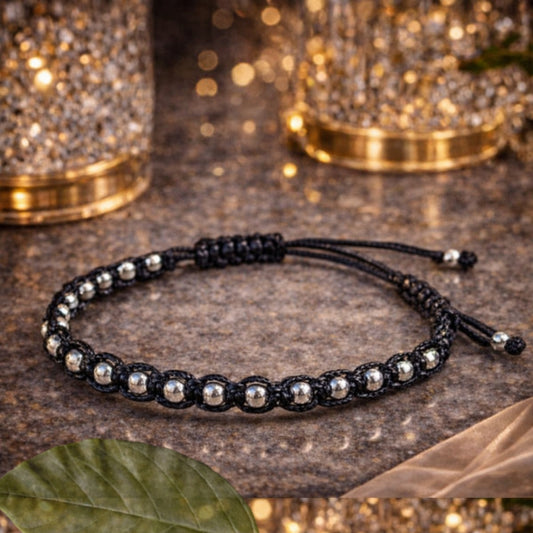 Сребърна гривна с черен конец 