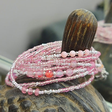 Гривна навиваща се увиваща се, розова гривна с розови камъни розов кварц, арт подарък за жена, уникални бижута, луксозни бижута, гривни с камъни, дълго колие с камъни