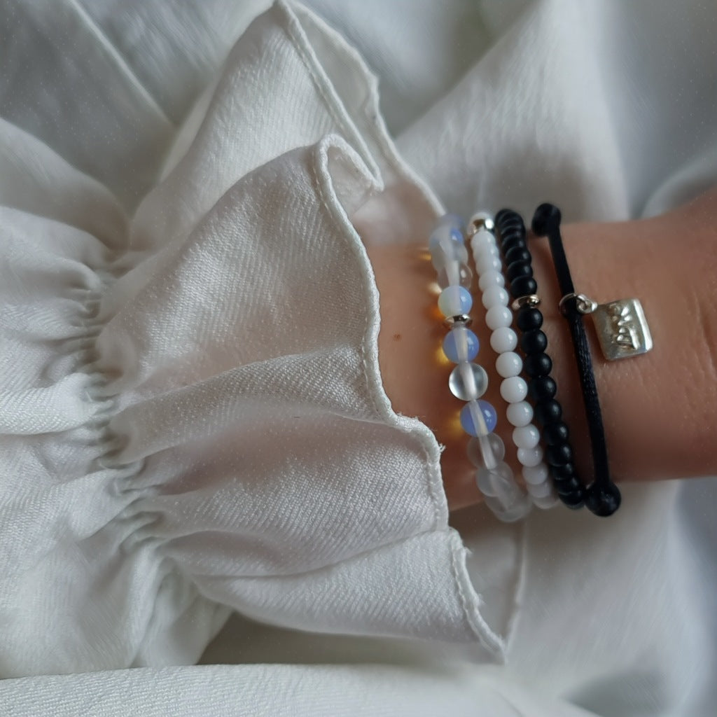 Комплект гривни от естествени камъни черни камъни, бели камъни, лунен камък, африкански ахат, черен конец гривни, бижута в бяло и черно, бели и черни камъни гривни