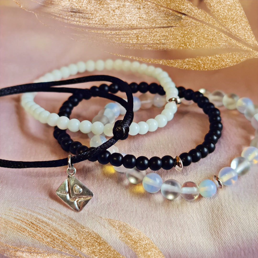 Комплект гривни от естествени камъни черни камъни, бели камъни, лунен камък, африкански ахат, черен конец гривни, бижута в бяло и черно, бели и черни камъни гривни