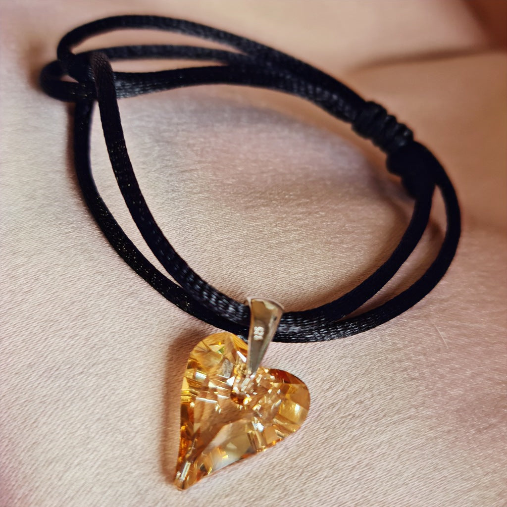 Луксозни бижута сърце сваровски, сърце Swarovski, сребърни гривни сваровски кристали, гривни с черен конец, гривна сатен, луксозни подаръци за жени