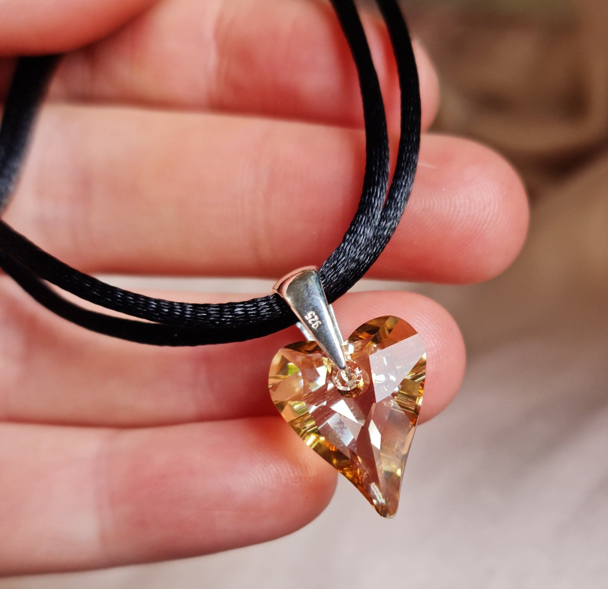 Луксозни бижута сърце сваровски, сърце Swarovski, сребърни гривни сваровски кристали, гривни с черен конец, гривна сатен, луксозни подаръци за жени
