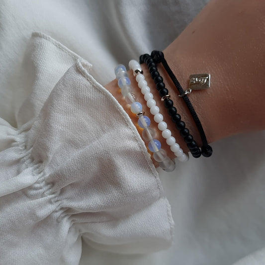 Комплект гривни от естествени камъни черни камъни, бели камъни, лунен камък, африкански ахат, черен конец гривни, бижута в бяло и черно, бели и черни камъни гривни